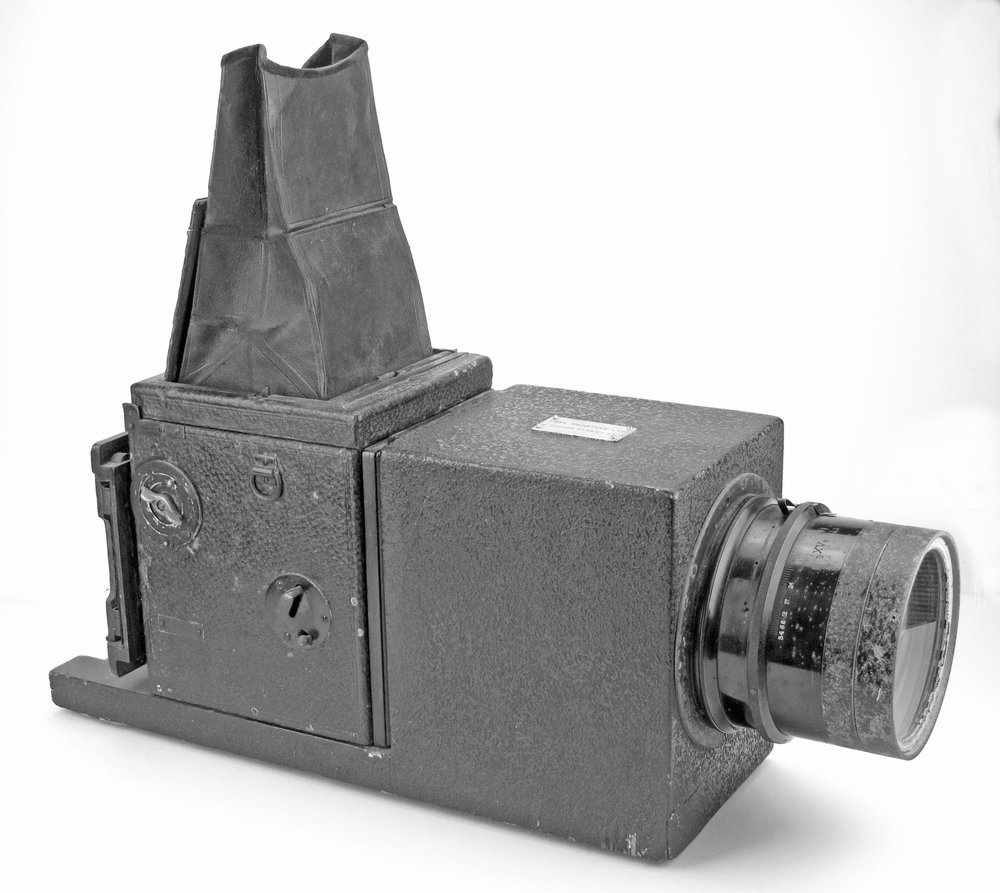   [Fig.19] Modified TP Reflex camera once used by W.G. Vanderson and with a plaque for ‘Fox Photos’ with 400mm f/4.5 Tessar lens. Vanderson is remembered for his historic 