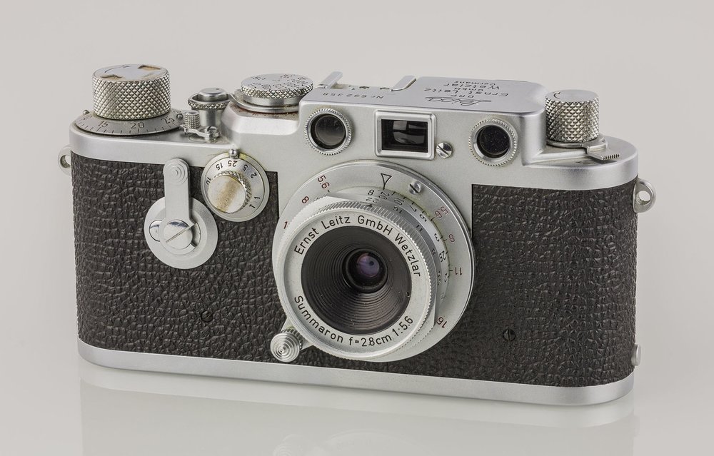 Screw-mount cameras, such as this red-dial IIIf from 1954 (note the f/5.6 Summaron which has just been reincarnated by Leica) and the IIIg, introduced in 1957, carried on the LTM system six years into the reign of the new M3. But by 1960 interest was waning and the M3 had entrenched its place in history. So what to do with all those screw lenses? The Leica Turret was a brave attempt to show the way (Photo © Kameraprojekt Graz 2015 / Wikimedia Commons)