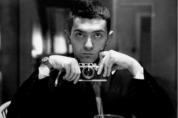 Selfie Leica III style: Stanley Kubrick in front of a mirror with his Leica III, taken during his time working as a LOOK Magazine photographer between 1947 and 1950 (Photo Cowles Communications, Inc, public domain)