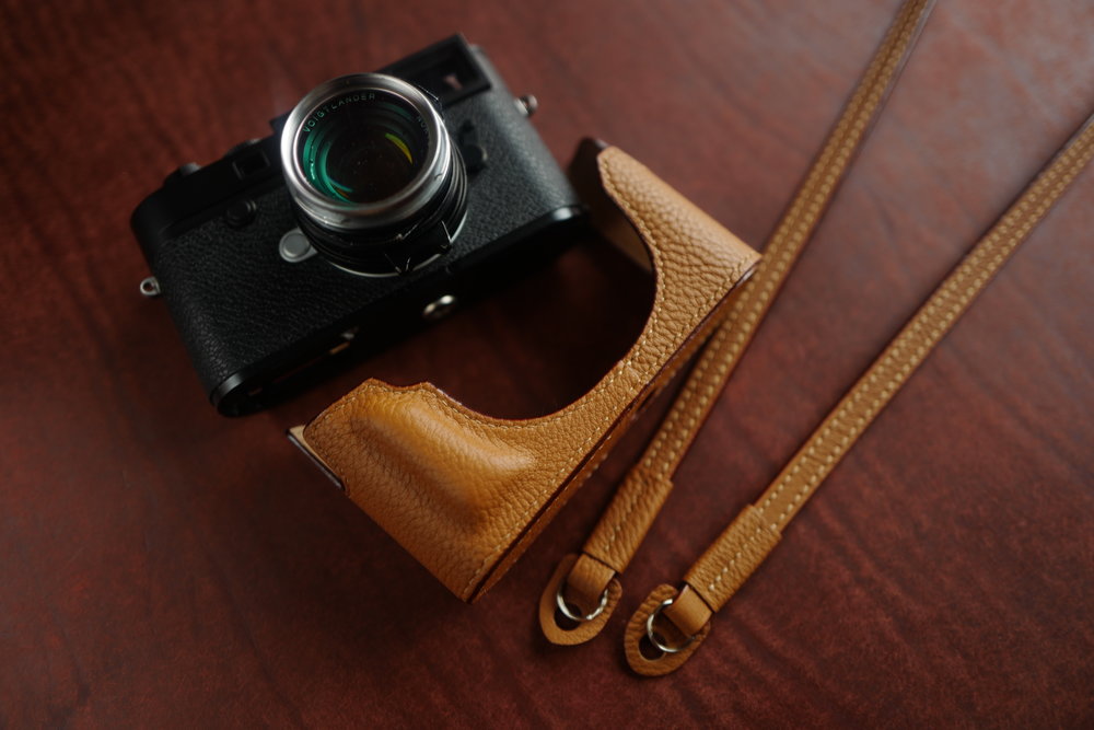Traditional tan case with matching waxed-cotton strap, standard grip