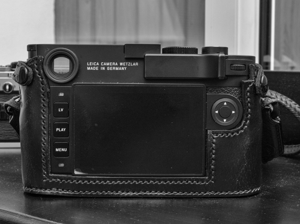 By discarding the traditional screen-top leather frame and strengthening the side bars, the case remains rigid while allowing the use of the Leica thumb grip (as here) or the Match Technical Thumbs Up.(Note that this is a pre-production model although there are no changes in the serial production).