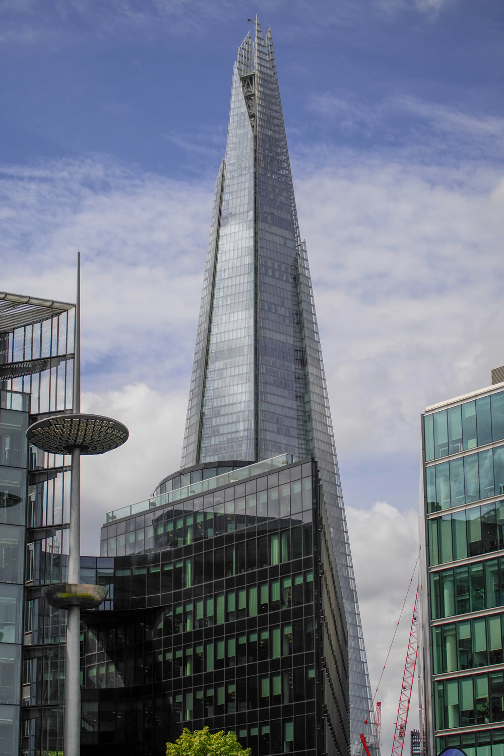 The Shard again, spoiled by the omnipresent red crane. 55-135mm APO-Vario-Elmar-TL at 55mm