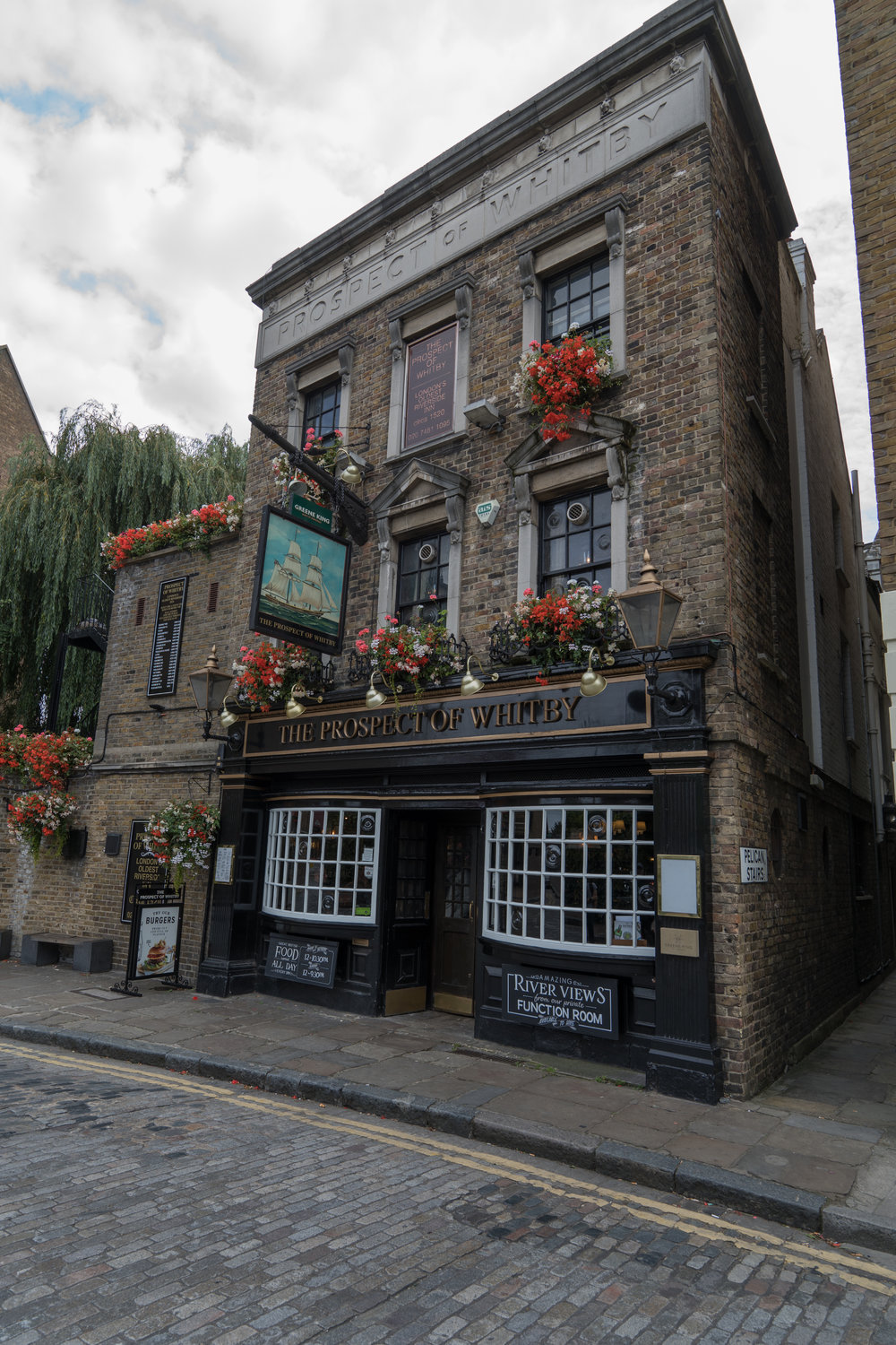 A suitable case for a bit of the old wide angle: The Prospect of Whitby, one of the most famous riverside pubs in London, seen through the glass of the 11-23mm Super-Vario-Elmar-TL at 14mm