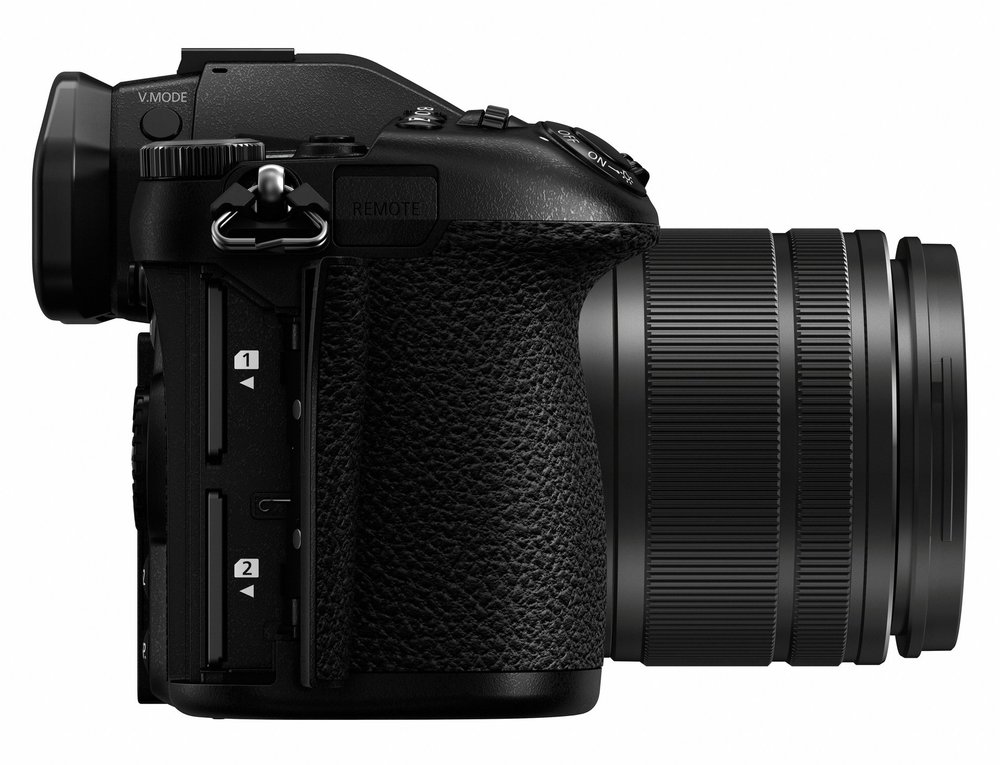 The huge grip offers greater stability, especially when using longer telephotos. And the 6.5-stop advantage conferred by the Dual IS system means wildlife photography without a tripod is now much more attractive. Note the twin SD card slots