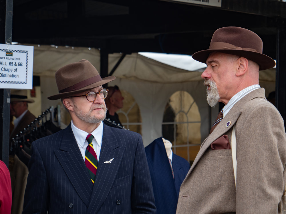 Chaps discussing the latest outfit: Olympus OM-D E-M1 Mark II and Leica DG 12-60 (Ken Fung)