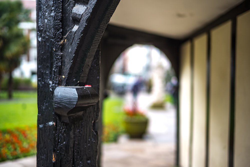 Narrow depth of field: At f/1.2 focus is critical and takes care, especially with the rangefinder of the M10. Here, the corner of the beam is in focus, the bottle top is out of focus,