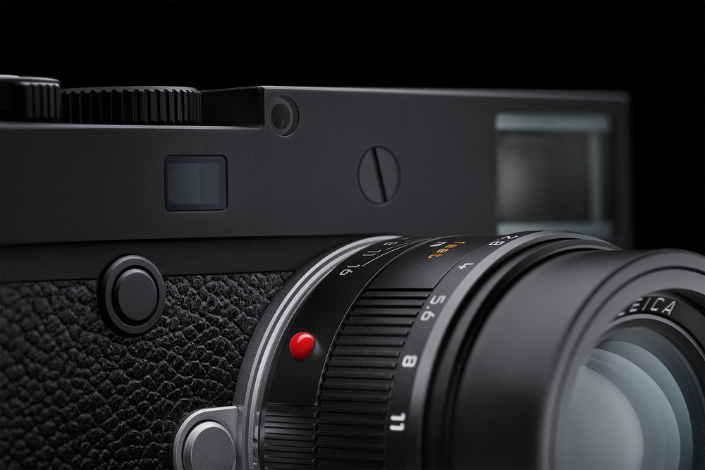 No red dot, highly discreet. Instead you have access to the large rangefinder vertical adjustment screw. Leave it alone, though, unless you know what you’re doing. Finger weg!