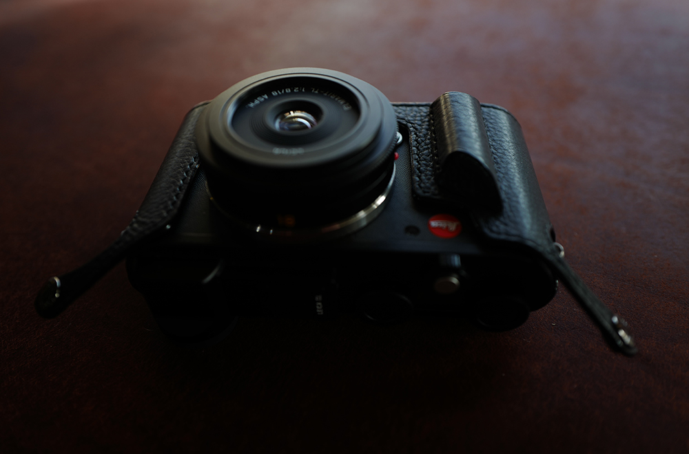 The Leica CL Aventino case incorporates a substantial leather-covered grip which does the same job as the accessory Leica Hand Grip but is overall a neater solution