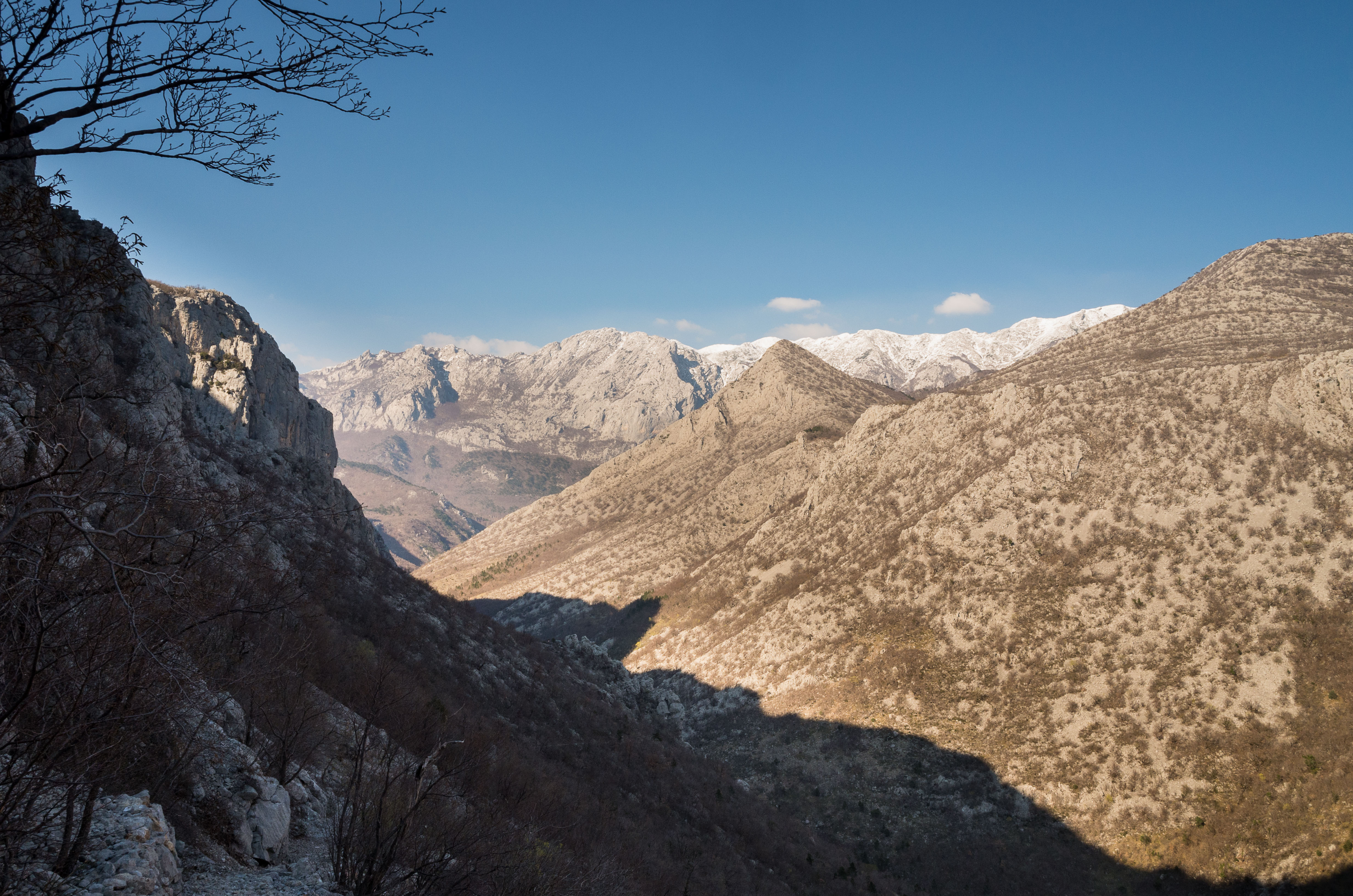Looking north up the valley from the trail to the Manita Peć cave.