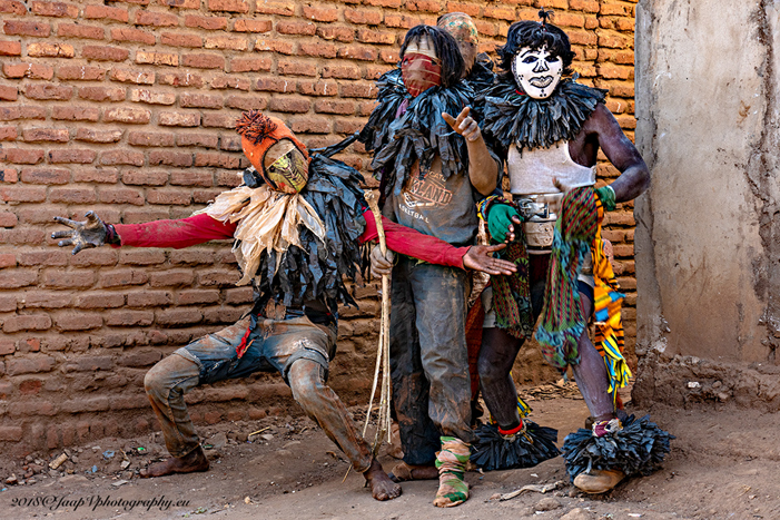 Gulu dancers – Leica CL, 18-56mm