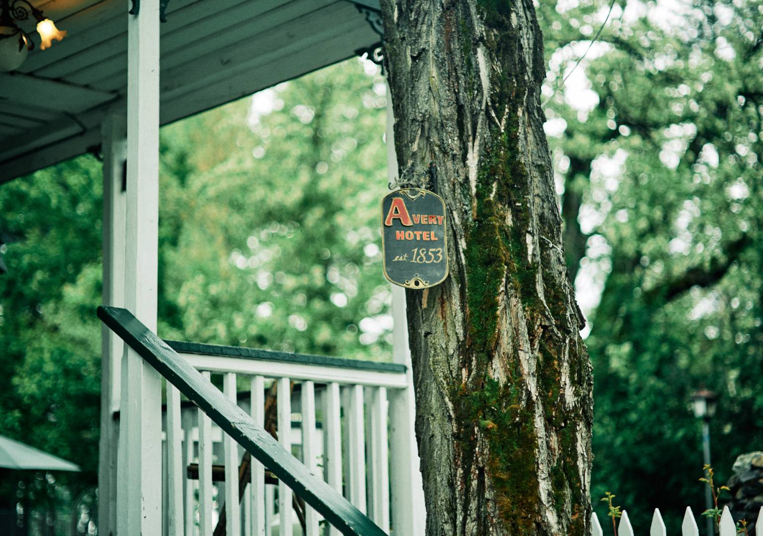 Avery Hotel sign