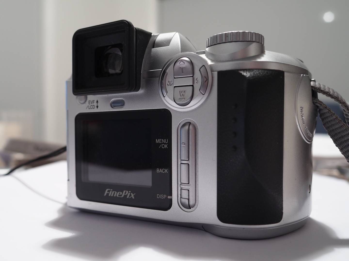 Rear magnificence. Neither the screen not the EVF areinspiring, but then this is 2003