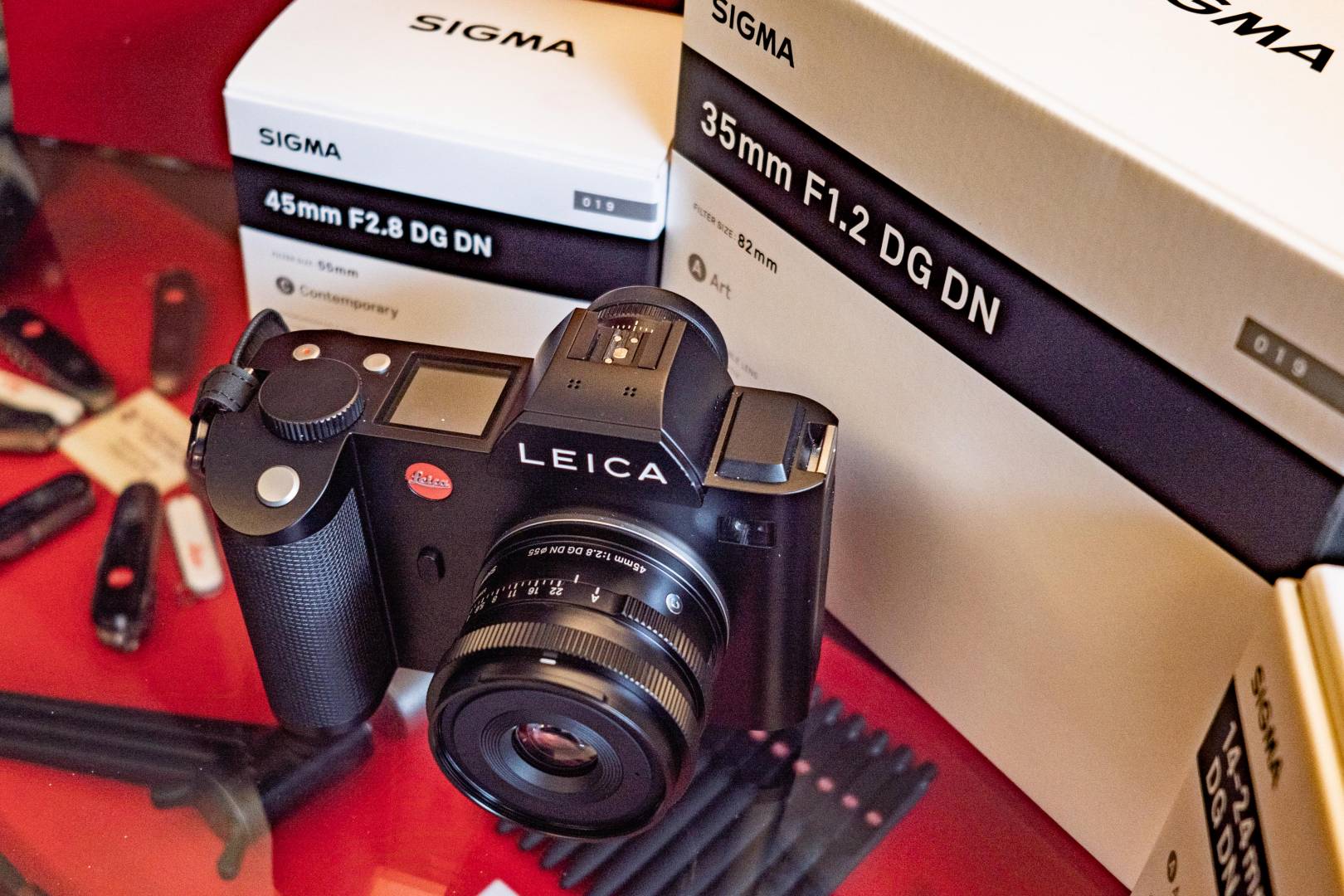 This is the first really compact full-frame prime for use with the Leica SL. It's light and makes handling a pleasure.