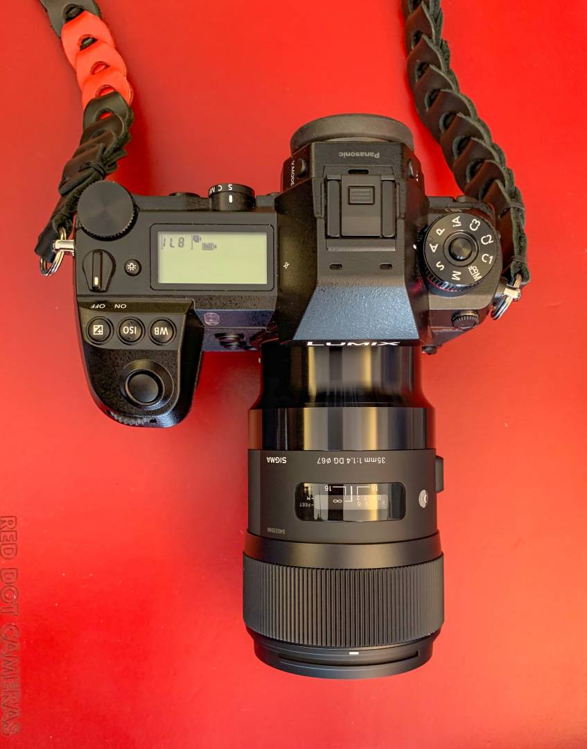 Superbly made, but dinky it isn't. This 665g Sigma 35mm DG lens offers outstanding performance for just £800.