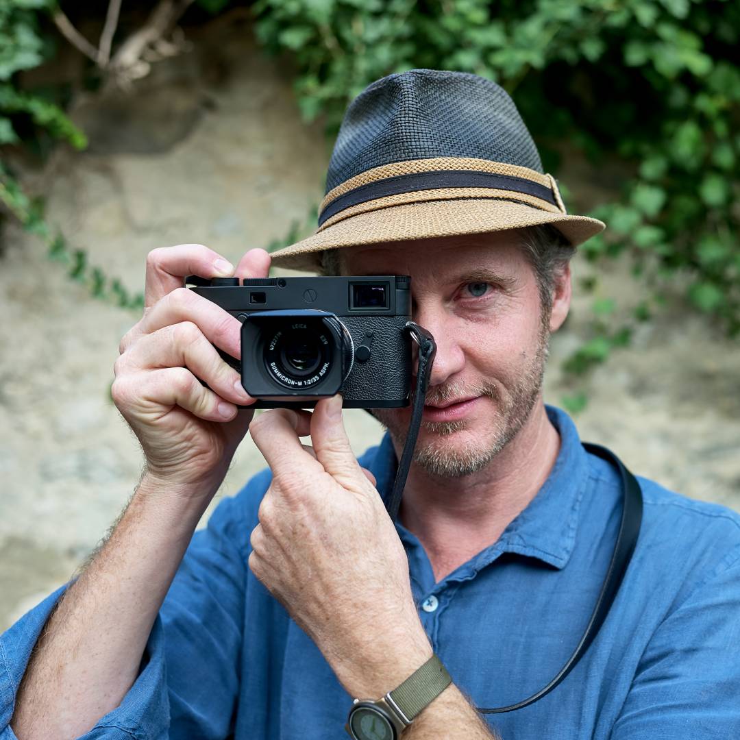 With the M10 series (this is the M10-D), Leica has preserved the small dimensions of it's full-frame rangefinder. The M10 is even smaller than the M9 and is more or less itentical in size to the last Leica film camera, the M7.
