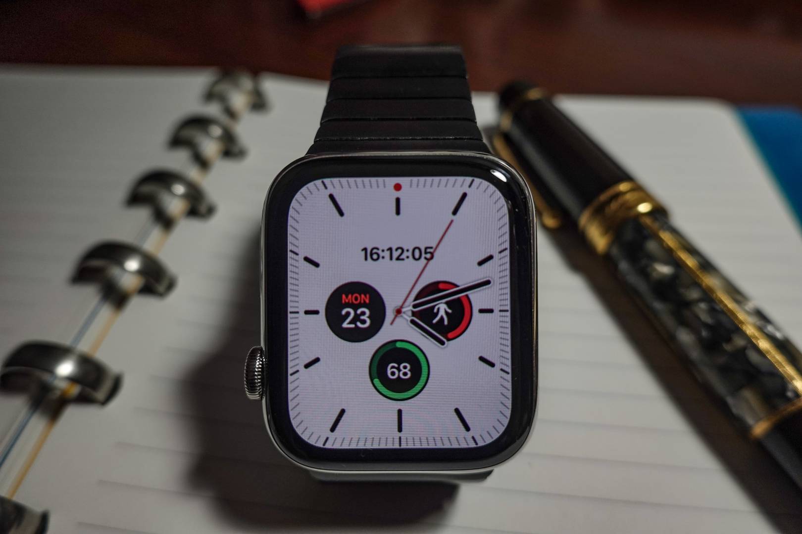 One of the new faces for OS6, Meridian. I like this because the traditional watch dial occupies the full screen with the complications inside. Here we bave digital time, steps, battery level and day/date.