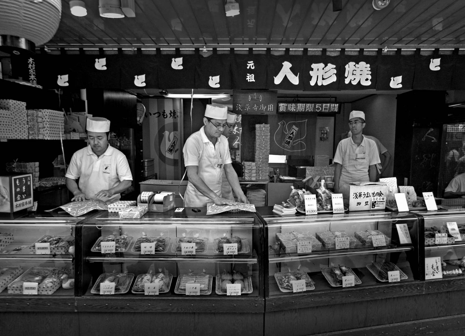 Asakusa Temple, Baked goods shop, Leica M8 28mm Voigtlaender