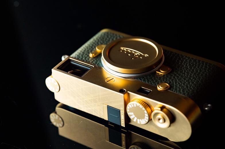Pure brass, sandblasted. The kit comes with a matching 50mm Summilux