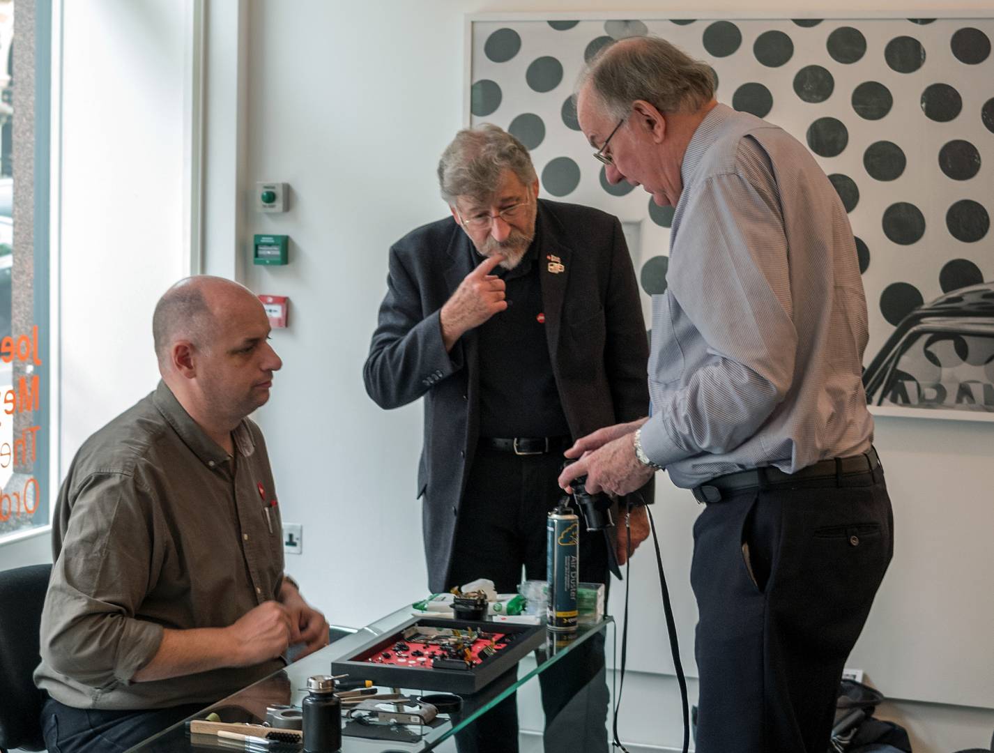 Peter Anderson discussing his Leica with technicial David Slater and Nobby Clark. Nobby co-edited the Leica Pocket Book 8th Edition, now supplied by Red Dot Books.