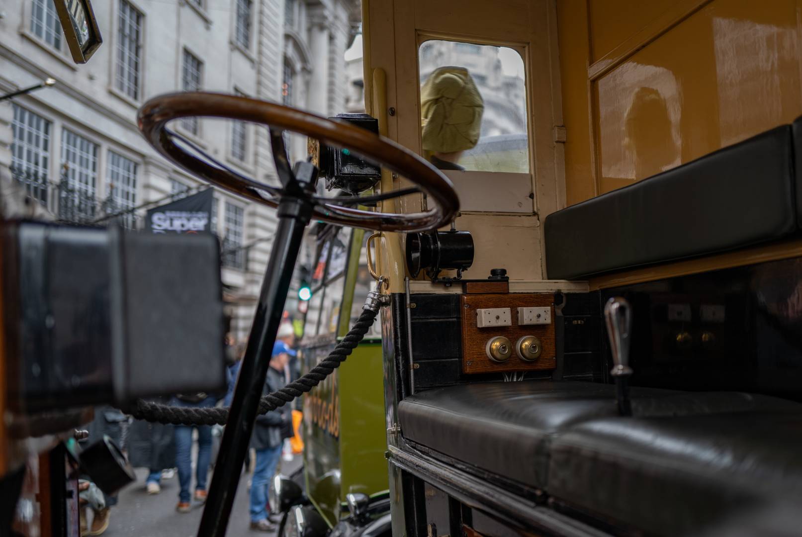 Cockpit for the electric conductor