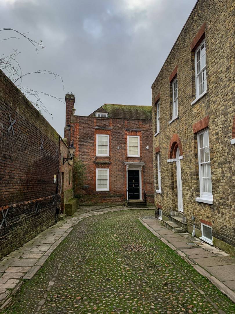 At the top of Mermaid Street lies the home of E.F.Benson whose Mapp and Lucia novels take place in the fictional seaside town of Tilling, based on Rye