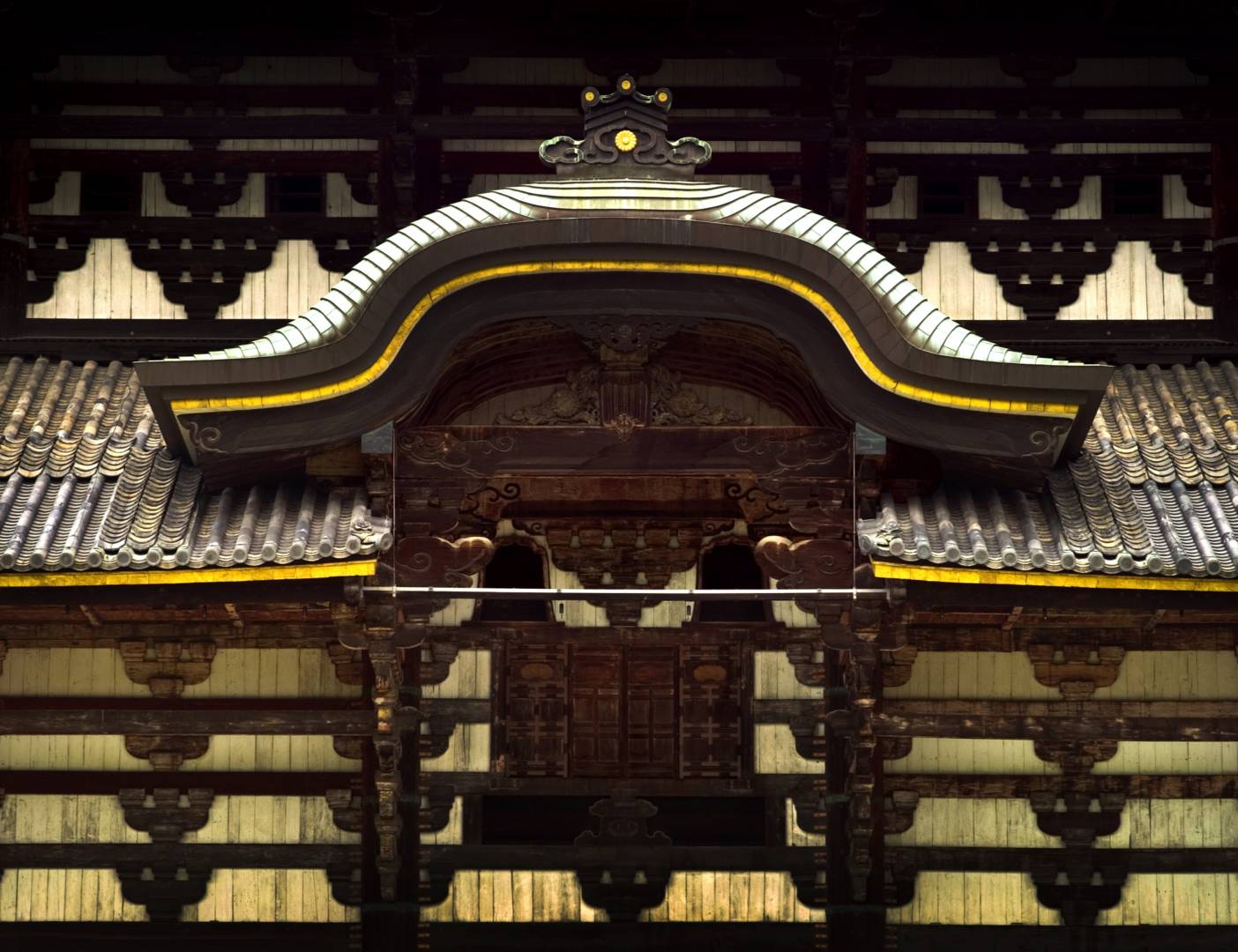 Todai-Ji doorway detail, Leica M8 90mm Elmarit-M
