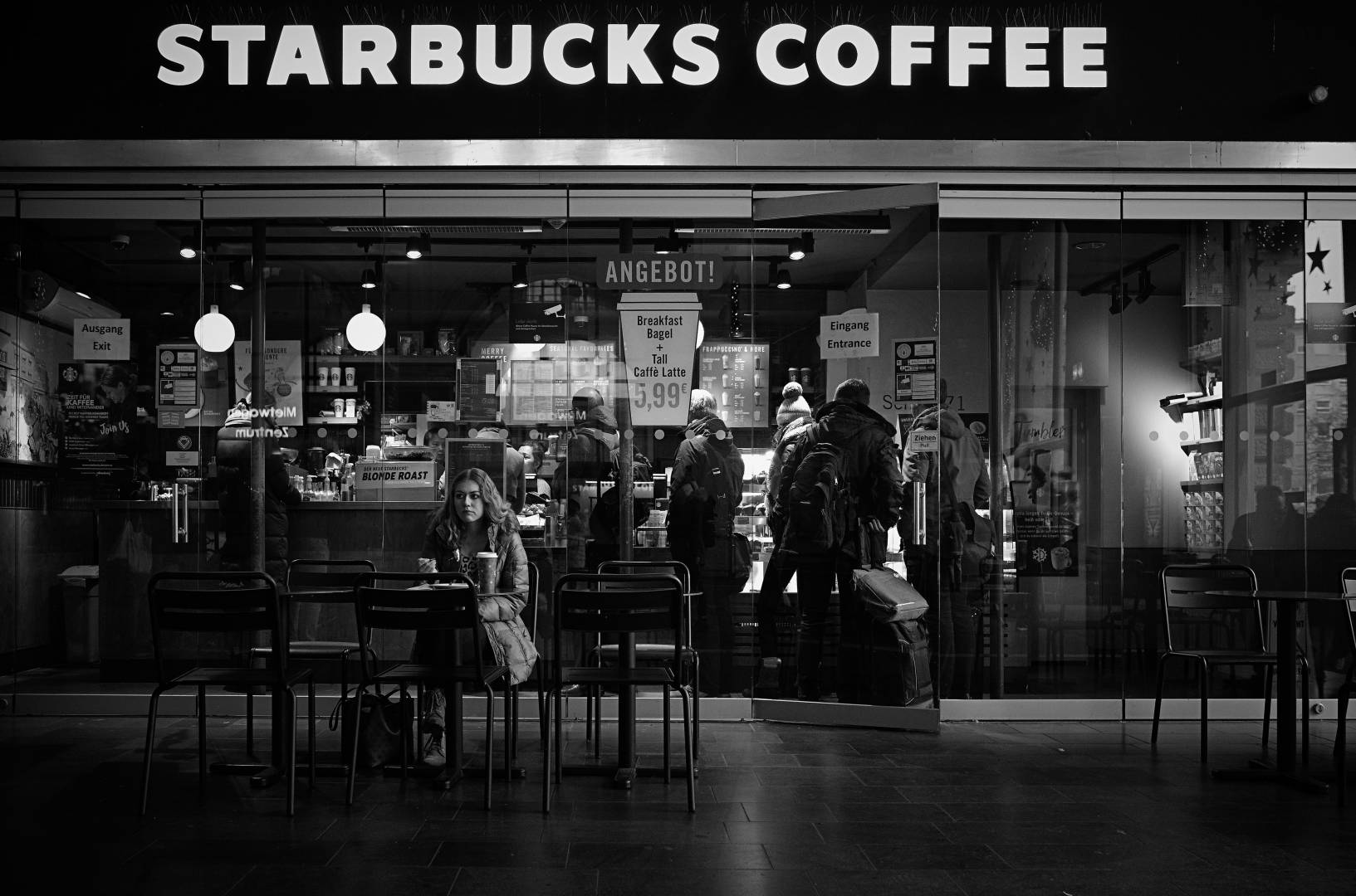 Starbucks Angebot! Monochrom, without red-dot, lashings of grey, just £7,250 (lens extra)