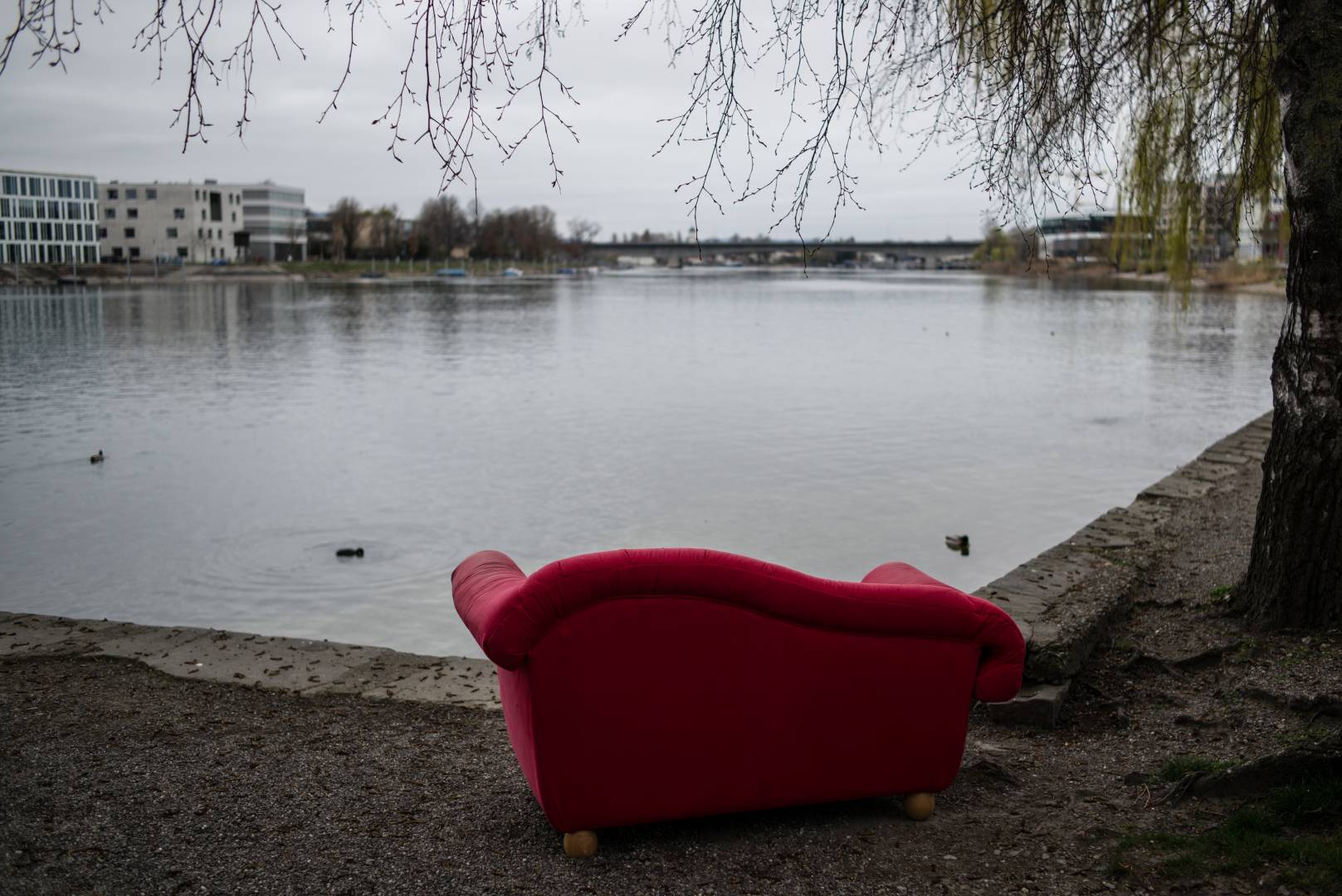 It is deserted on the banks of the Rhine, which begins its long journey to the North Sea very close to this point at kilometre 0. Usually it is full of celebrating young people every weekend. © Jörg-Peter Rau and Südkurier