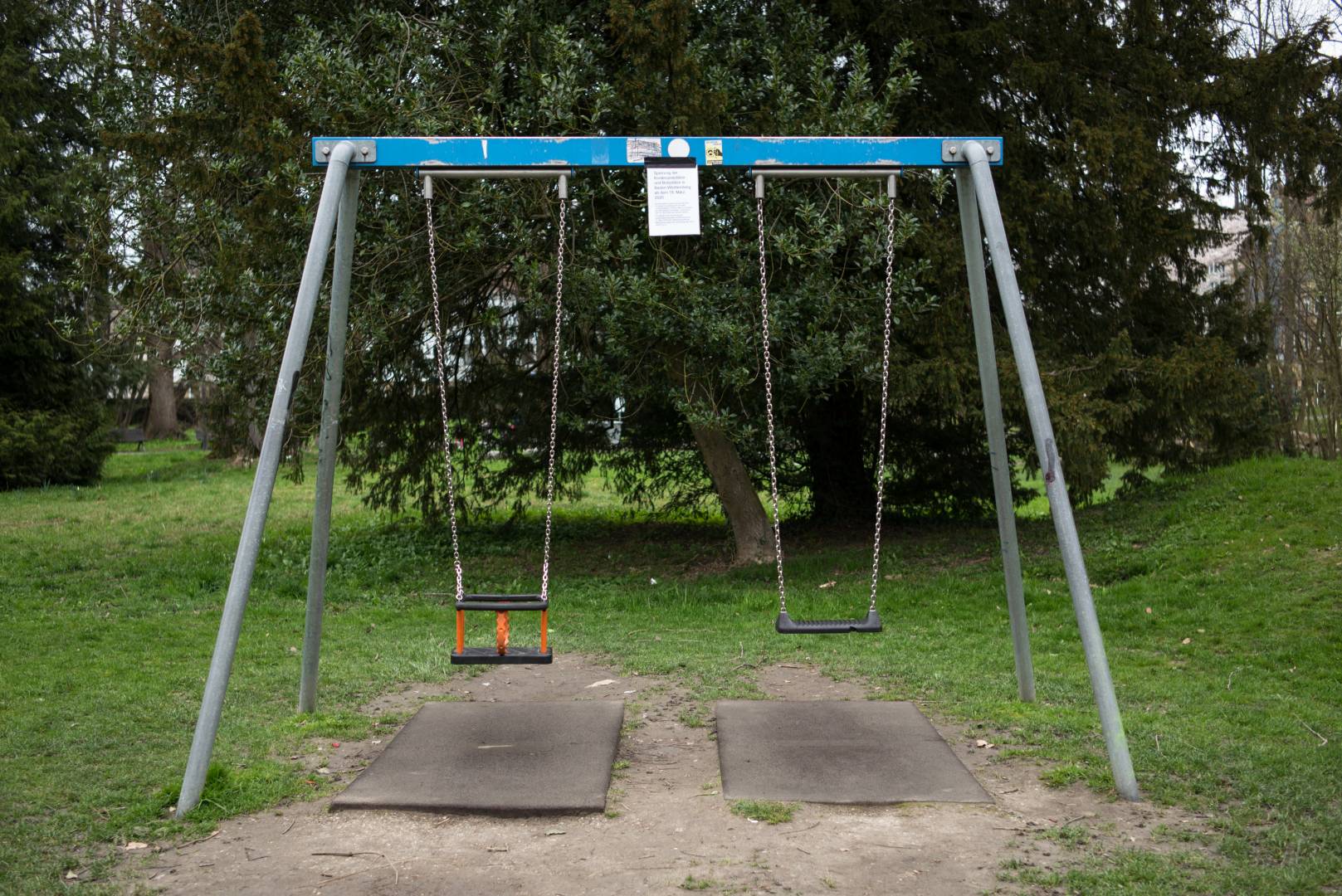 There is a sign on the swing: Do Not Use. It reminds me of a Sunday on Puritan Harris, where I saw in the 1990s how a cable lock prevented children from using their playground. © Jörg-Peter Rau and Südkurier