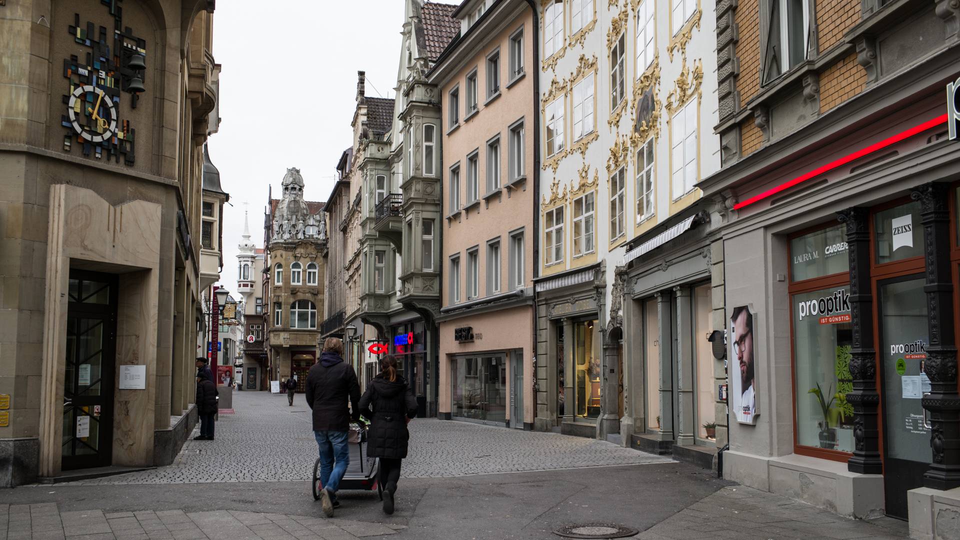 Saturday afternoon, 4pm, in the Konstanz pedestrian zone. Usually it is packed here with shoppers, many of whom are coming from Switzerland. On 21 March there is sadness. © Jörg-Peter Rau and Südkurier