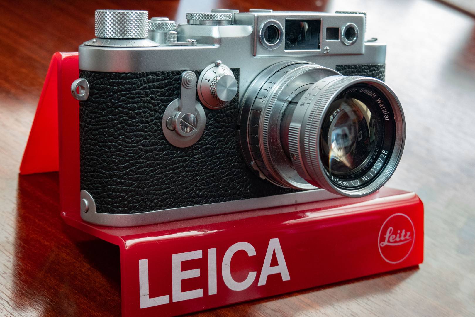 This Leica Leica IIIg made in 1956 fits in the under-£1,000 bracket, although you'll need some glass. Mounted on the caemra is a 1955 5cm Summicron. The IIIg was the best and last screw-thread Leica which sold alongside the rangefinder M3 until 1960. Some photographers couldn't be weaned off them.