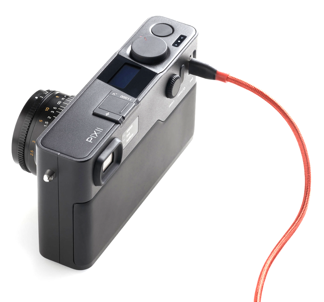 With no external storage, the Pixii relies on a cable connection for file transfer and charging. However, Bluetooth connection ensures that images to straight to your smartphone as they are taken.