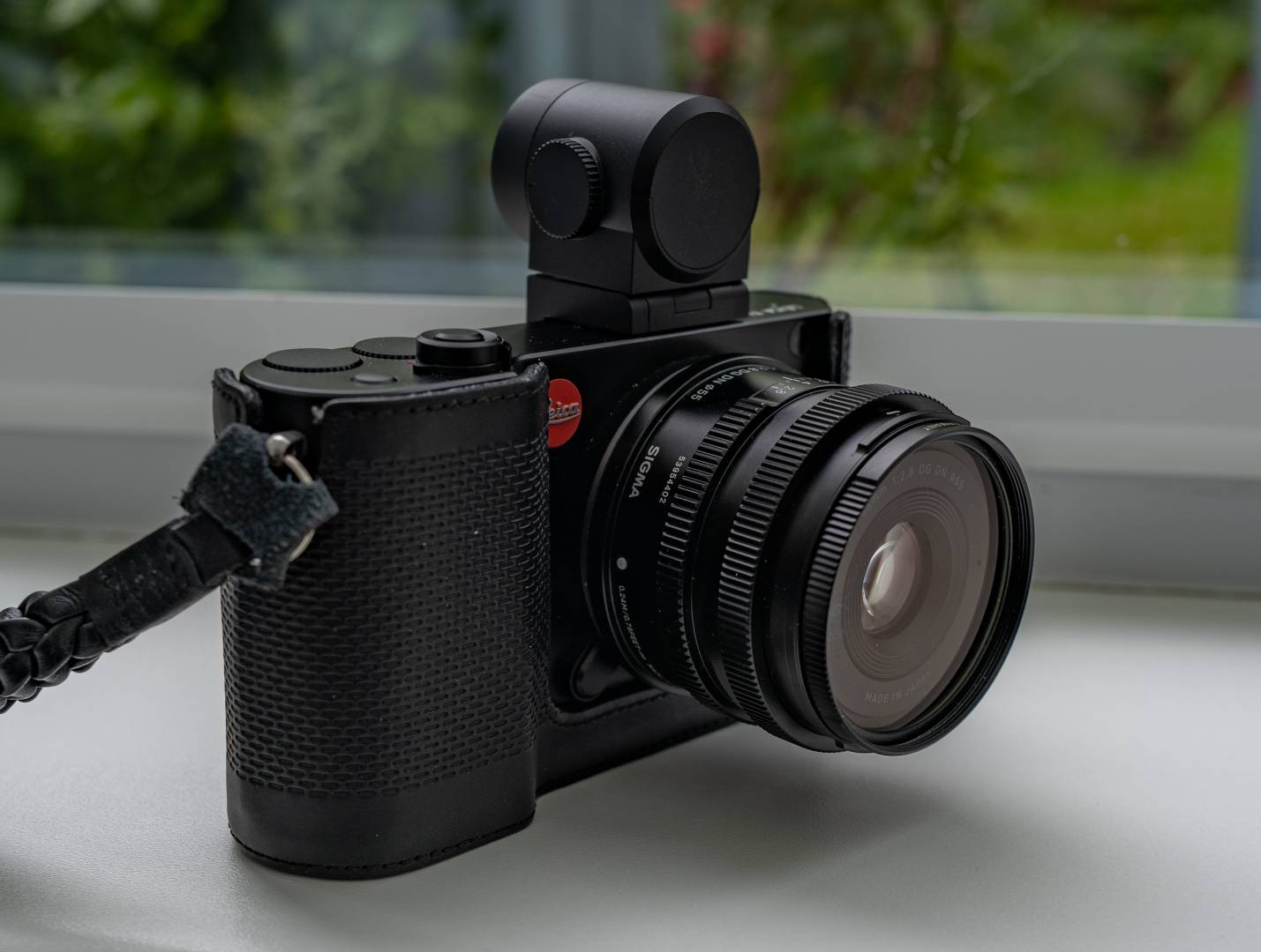 Despite being a full-frame lens, the dinky little Sigma 45mm f/2.8 could have been made for this all-black TL2. It provid