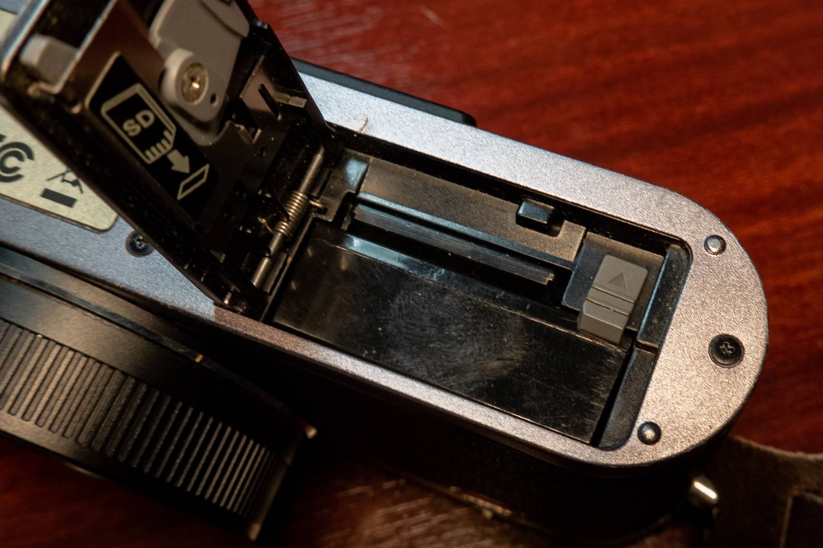 Such a simple device, but this clip breaks and springs out with no warning. Why can't Leica produce a stronger clip to avoid repeated repairs?