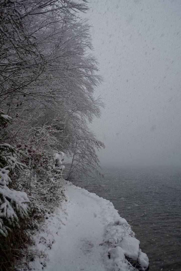 Path to the hotel in falling snow. X1