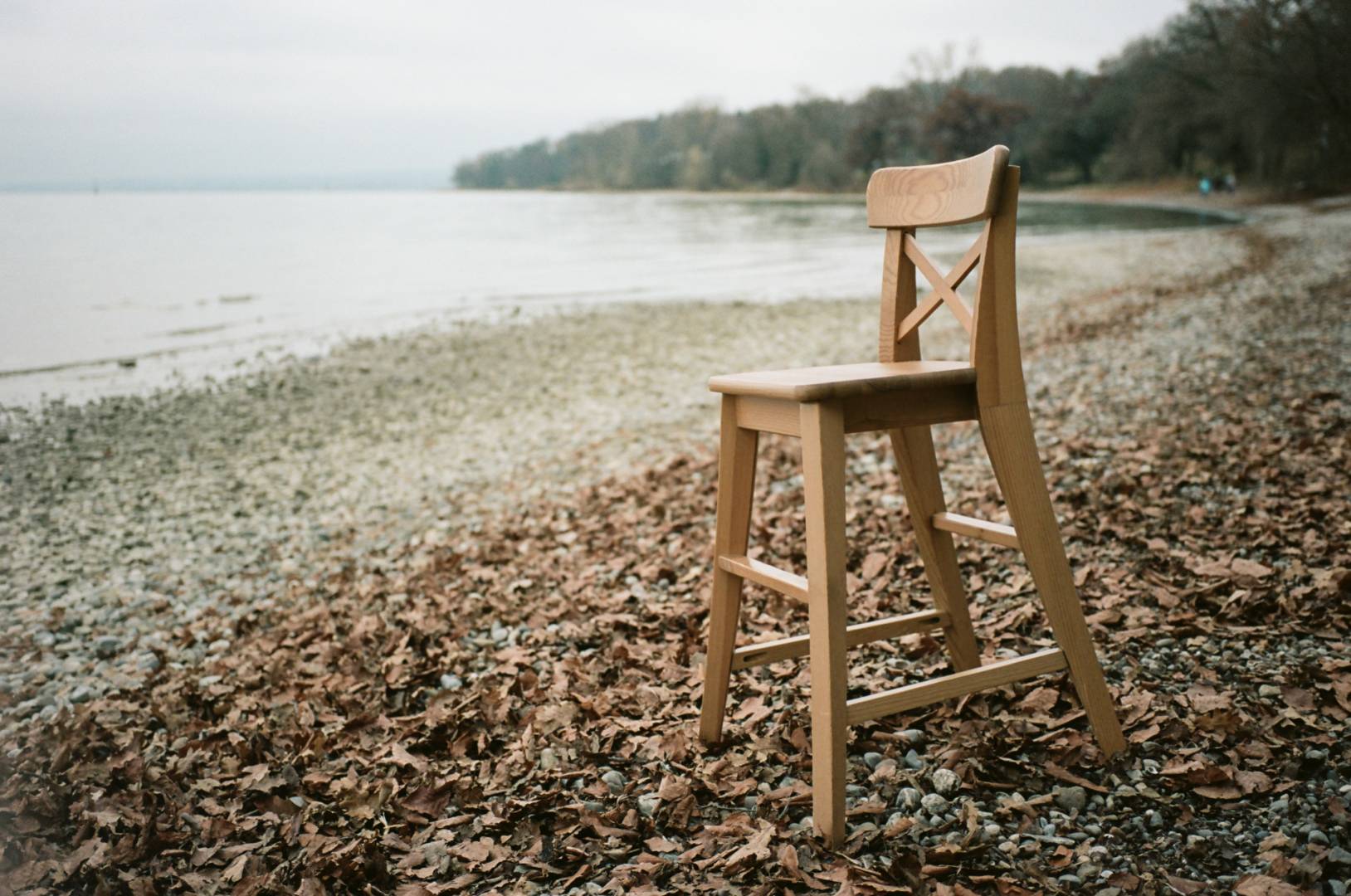 Take a seat. For whatever reason this object was placed on the winterly shores of Lake Constance: Nice bokeh for a quite wide lens. Zeiss Ikon with Biogon 25/2.8 ZM. Kodak Portra 200.