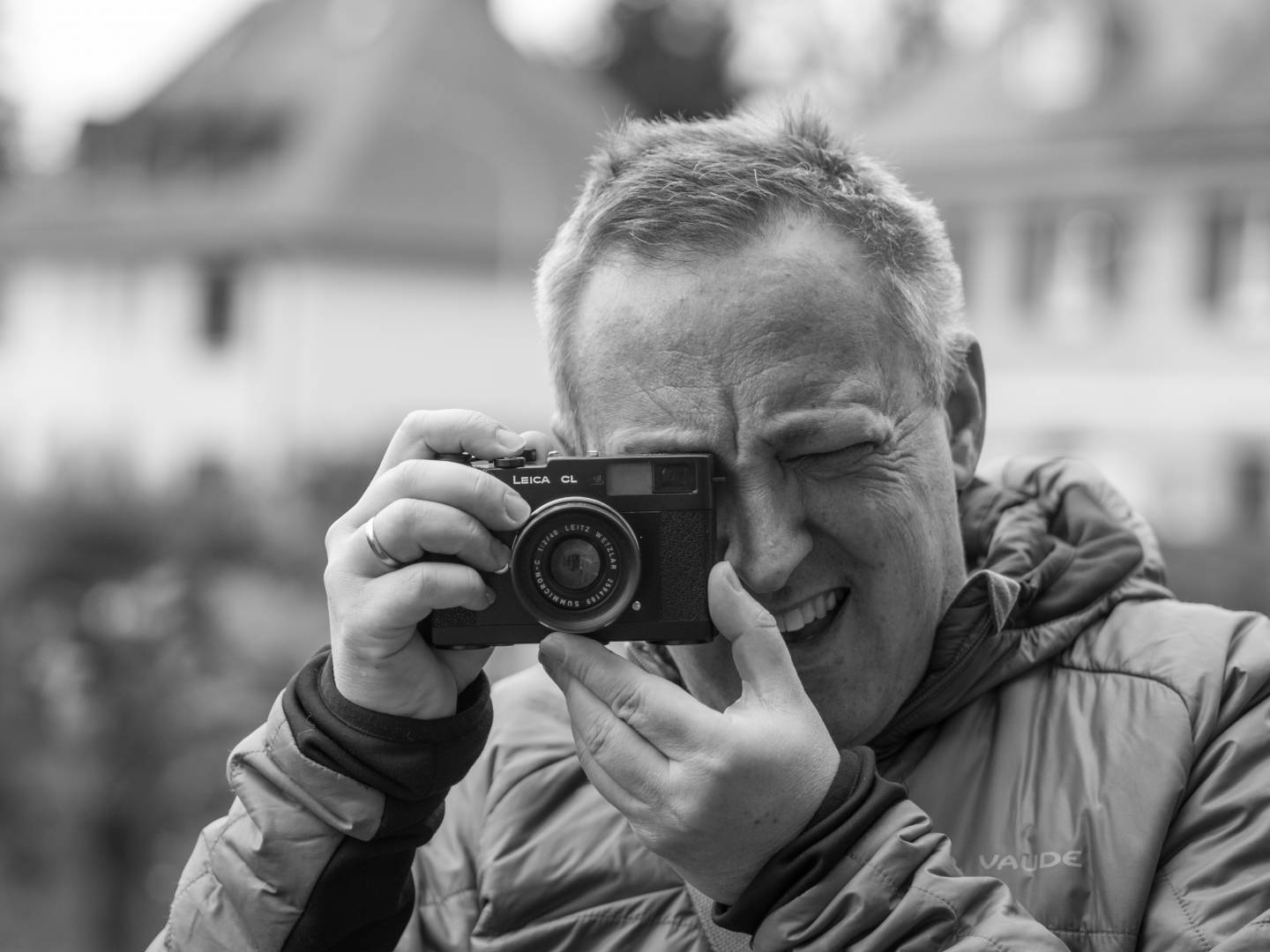 Not quite an M Leica but as close as it can get in our series about rangefinder cameras with Leica M mount: Macfilos author Jörg-Peter Rau with a Leica CL © Christine Rau