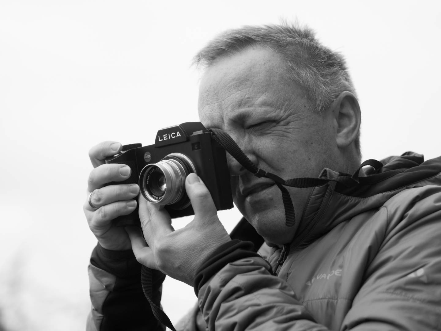 Strange combo: Rollei’s Sonnar 40/2.8 which was sold with the Cosina-made Rollei 35 RF is being tested on a Leica SL by Macfilos author Jörg-Peter Rau. He reviewed no fewer than six different rangefinder cameras and a dozen non-Leica-M-lenses with Leica M mount. © Christine Rau