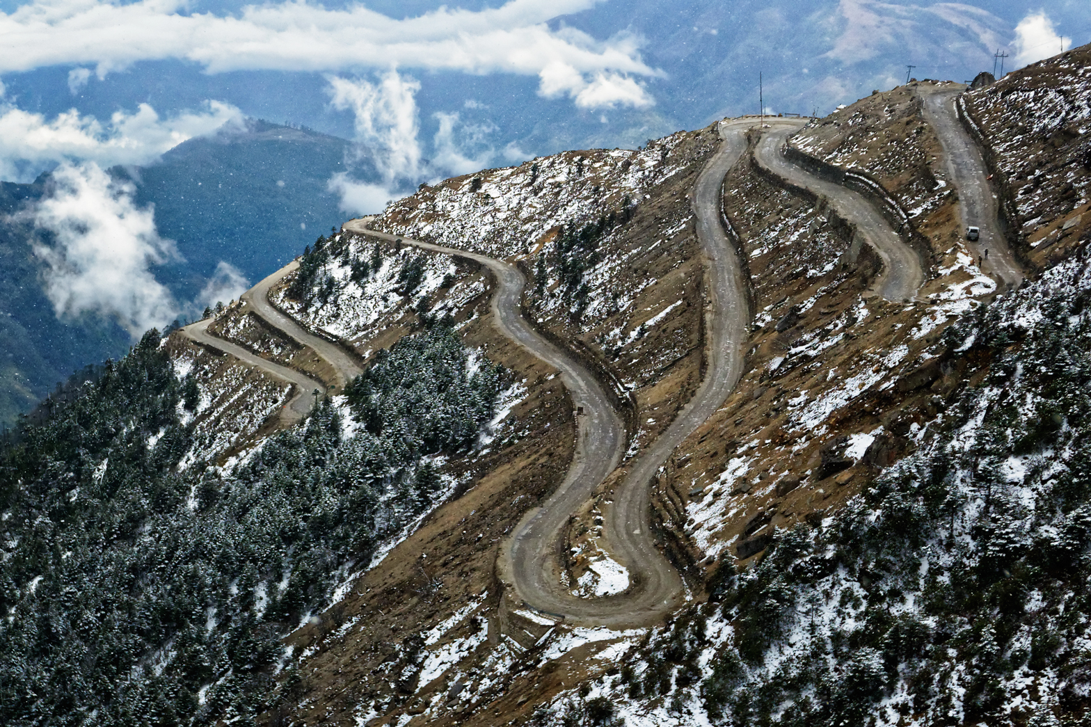 Switchbacks on the road to Se La