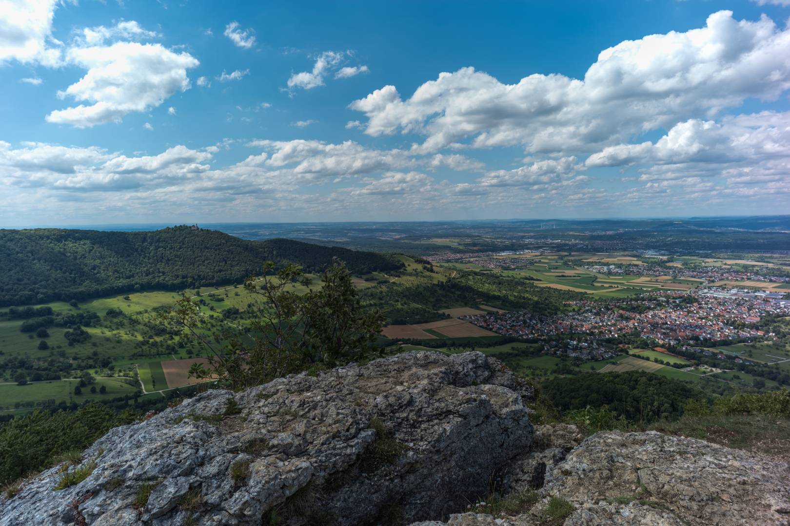 Again, purple margins, more on the right than on the left. Otherwise great sharpness and a dramatic perspective on the Albtrauf (=northern cliff of the Swabian Jura mountain range). Voigtländer Color Skopar 21/4.0 on Leica M10.