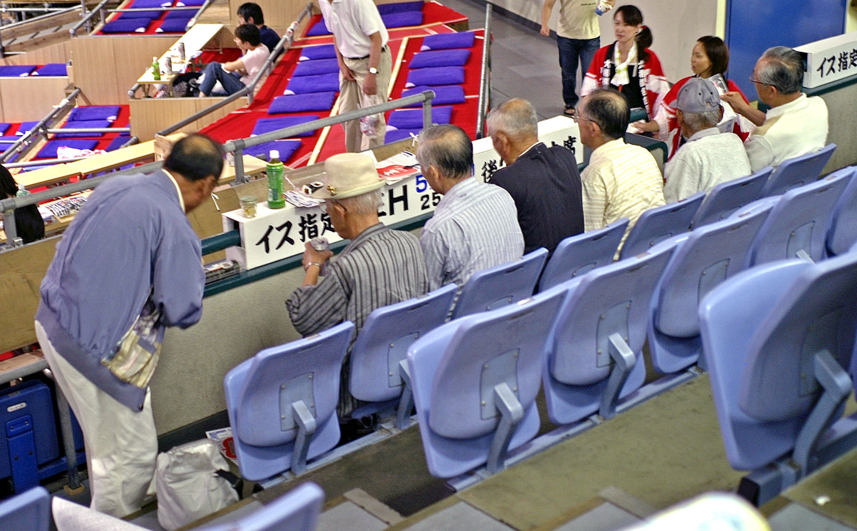 Seniors watching sumo - Leica M8, 50 mm Summicron