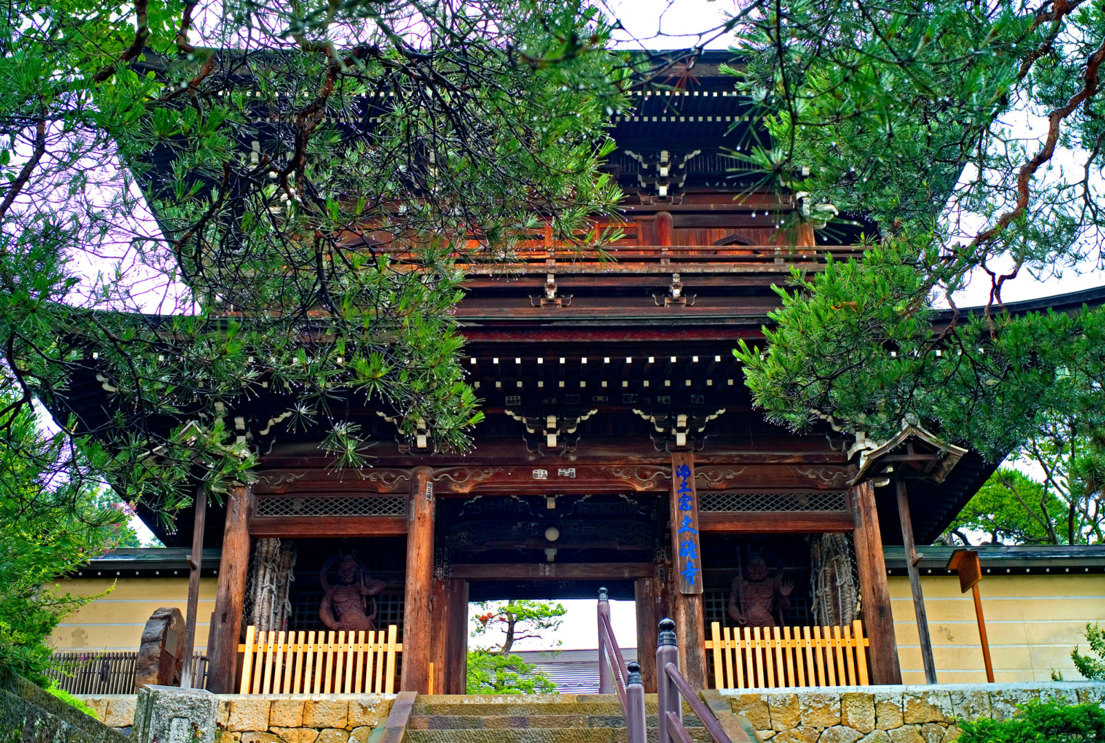 Entrance to a temple in Takayama - Leica M8, 28 mm Voigtlander f/1.9