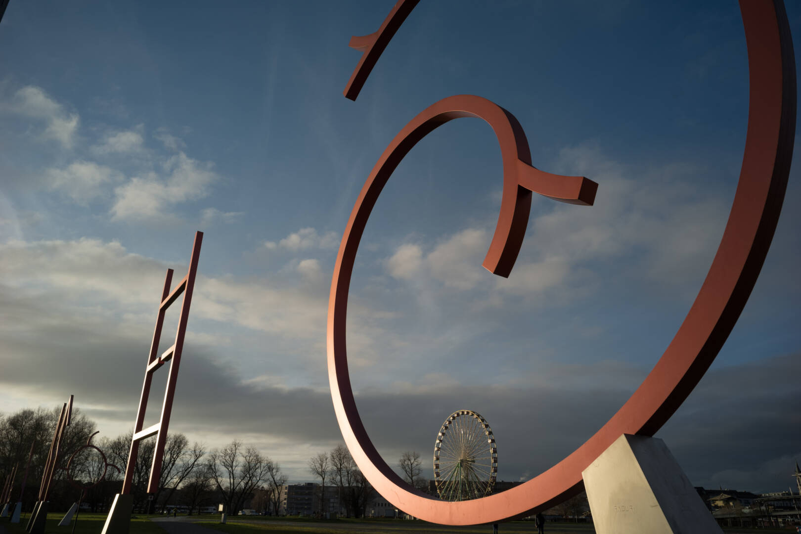 Look at the reflections in the sculptures and the distant Ferris wheel to get an idea of how good the Biogon 25 is. It has excellent sharpness and lacks chromatic aberrations. Zeiss Biogon 25/2.8 ZM on Leica SL