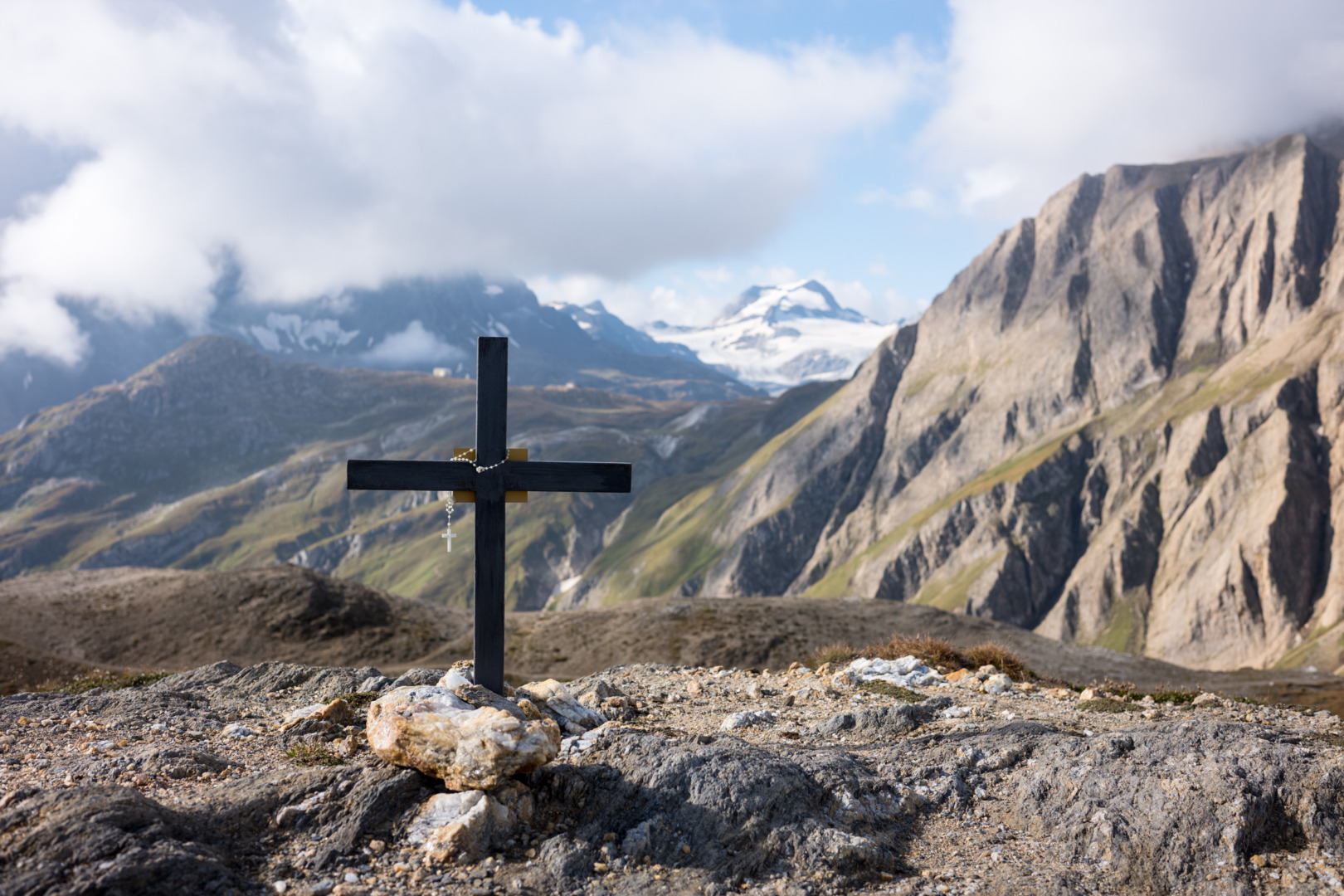 This photo is interesting, and not only for bokeh studies. The Cross marks the place next to the Italian-Swiss border on the Griespass where three 15-year-old boy scouts died in a snowstorm in December 1953. Zeiss Distagon 35/1.4 on Leica M10. 1/1500 sec, f/2.4 ca., ISO 200.