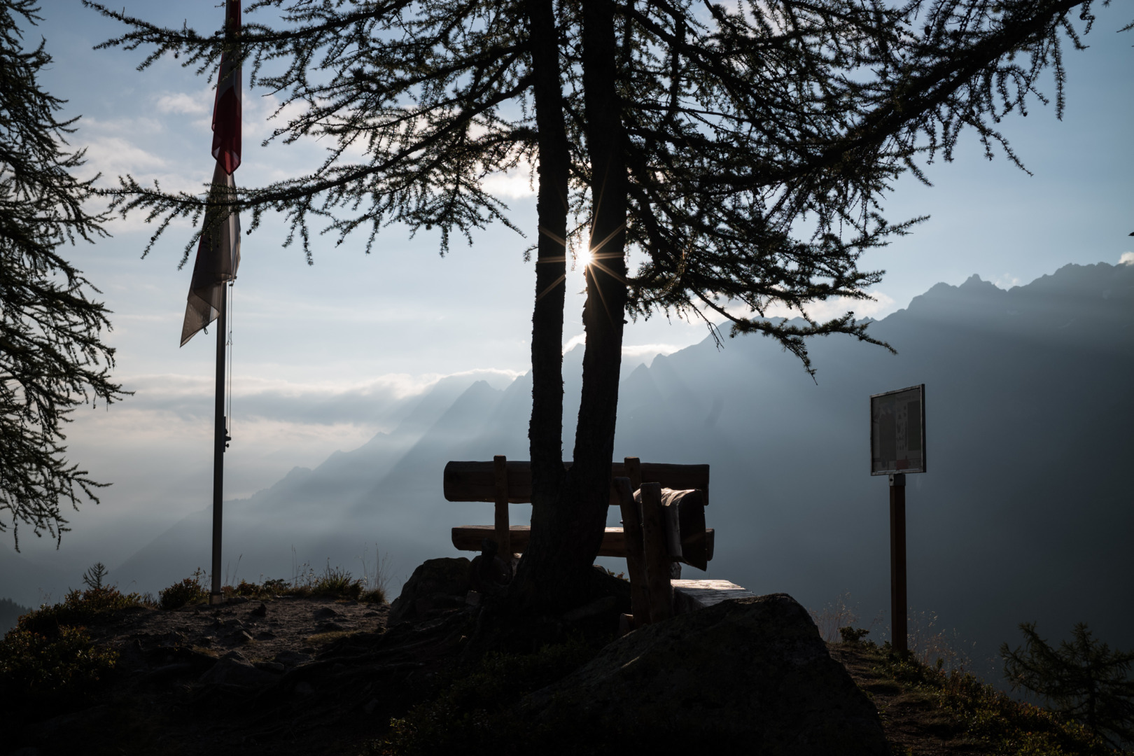 Rest and be thankful (for the privilege to indulge yourself with things like lenses for your Leica). Morning near Capanna Piansecco, high above Val Bedretto, Switzerland. Zeiss Distagon 35/1.4 on Leica M10. 1/2000 sec, f/2.8 ca., ISO 200.