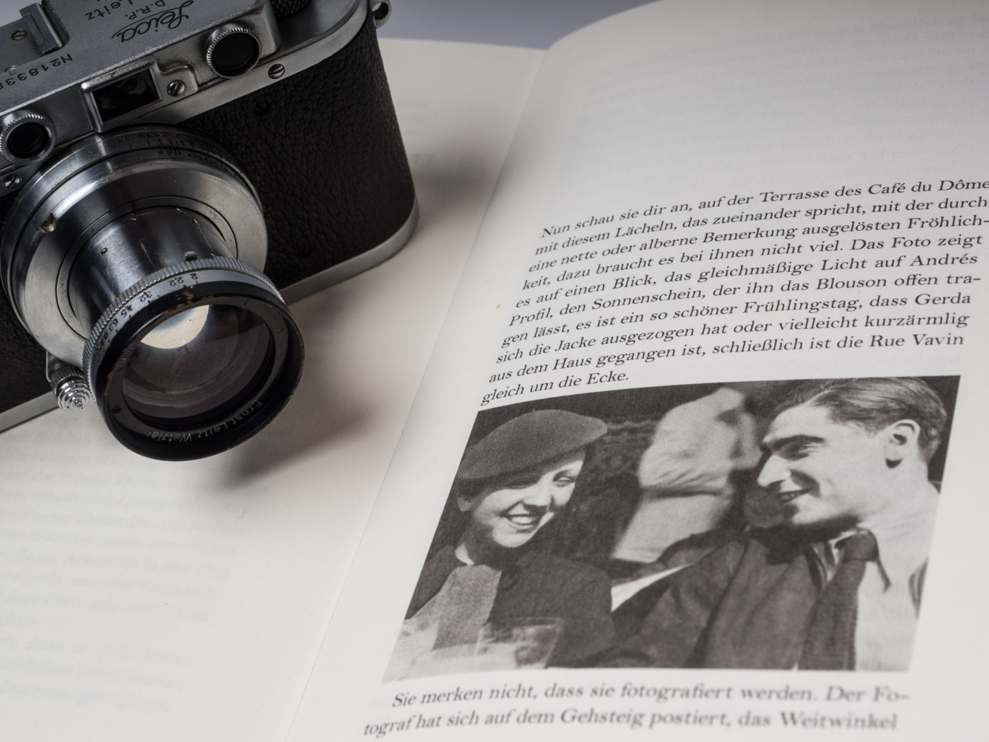 What a couple: Gerda Taro and Robert Capa, who were Gerta Pohorylle and Endre Friedmann only some years earlier, in Paris. The photo by Fred Stein, another exile in the 1930s Paris, is one of the few images that are added to Helena Janeczek’s novel