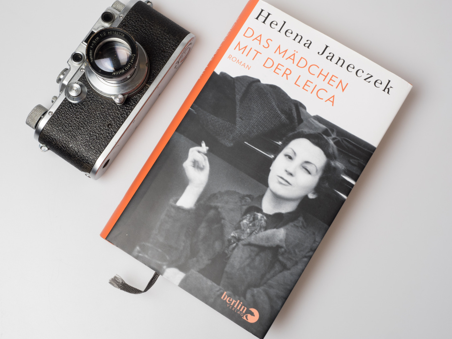 A camera, a young woman, a book: “Das Mädchen mit der Leica” by Helena Janeczek was also published in English. Certainly a reading suggestion for autumn or winter evening