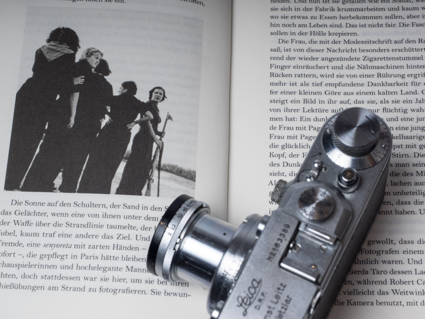 The prologue gives the closest approximation to Taro’s photography in the whole book. Here, she captured women working in a Spanish uniform factory, and novel author Helena Janeczek uses this example to masterly create the fascination for the young lady with a camera
