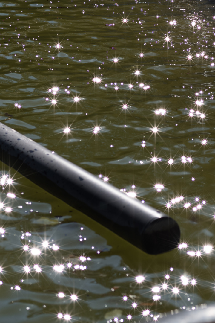 Sunstars even in these specular lights which are reflected by this water surface. And CA. Zeiss Tele-Tessar 85/4, Leica M10, f/19, 1/1500 sec. ISO 200 (cropped)