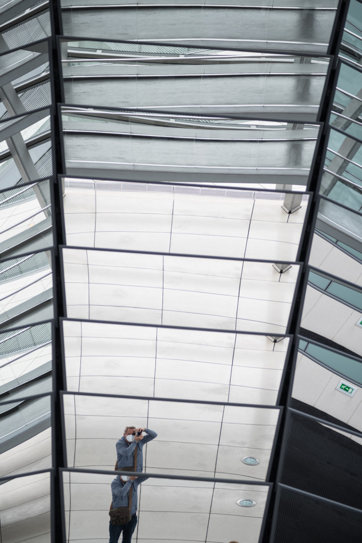 Yes, I do thoroughly shoot the lenses I write about. And I do challenge them. Inside the dome of the Reichstag building in Berlin. Zeiss Tele-Tessar 85/4, Leica M10, f/4, 1/125 sec. ISO 200